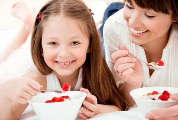 Người dùng ăn sữa chua thường xuyên sẽ giúp làn da mịn màng và hồng hào hơn